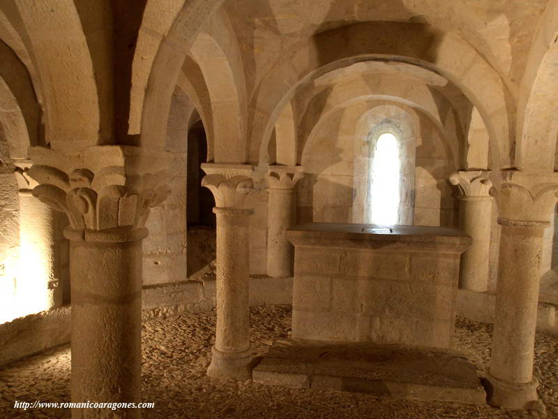 INTERIOR DE LA CRIPTA DE SAN MARTIN DE UNX